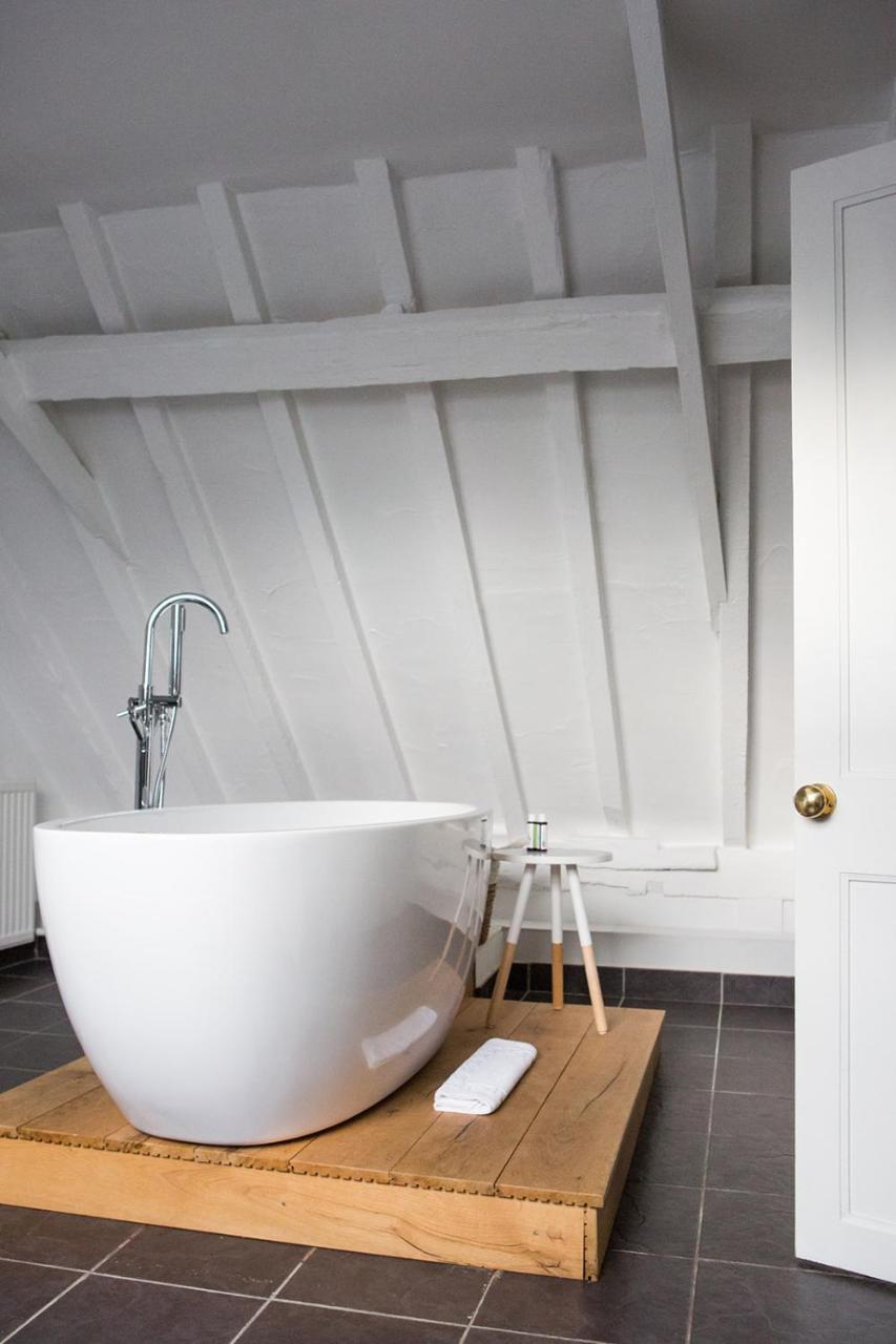 Whitehouse Rye住宿加早餐旅馆 外观 照片 A freestanding bathtub